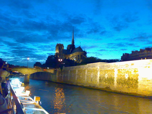 Notre Dame z lode o 22:39