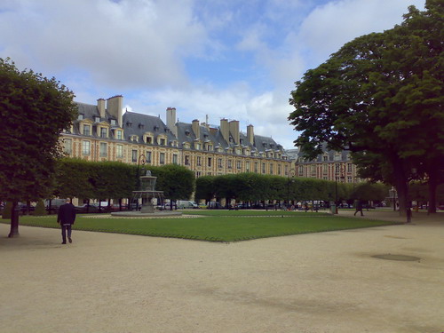 Place des Vosges- nie je to moc zname namestie, ale je nadherne